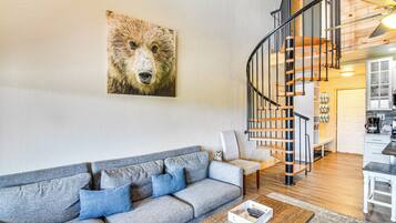 Deluxe Condo, Mountain View | Living area
