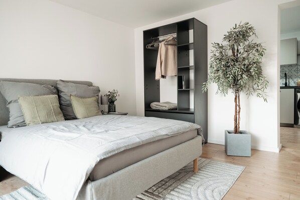 1 slaapkamer, een strijkplank/strijkijzer, internet, beddengoed