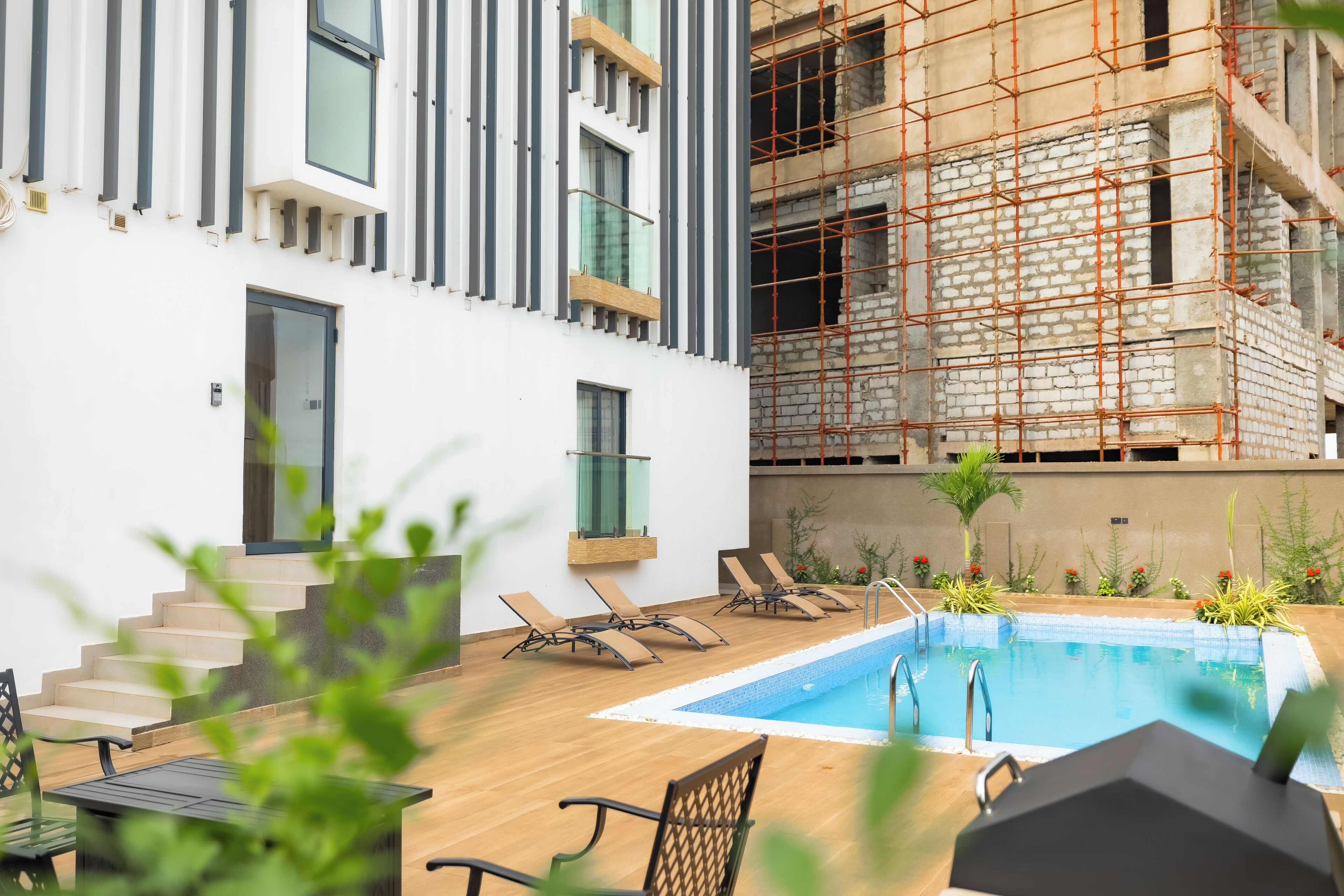 Una piscina al aire libre