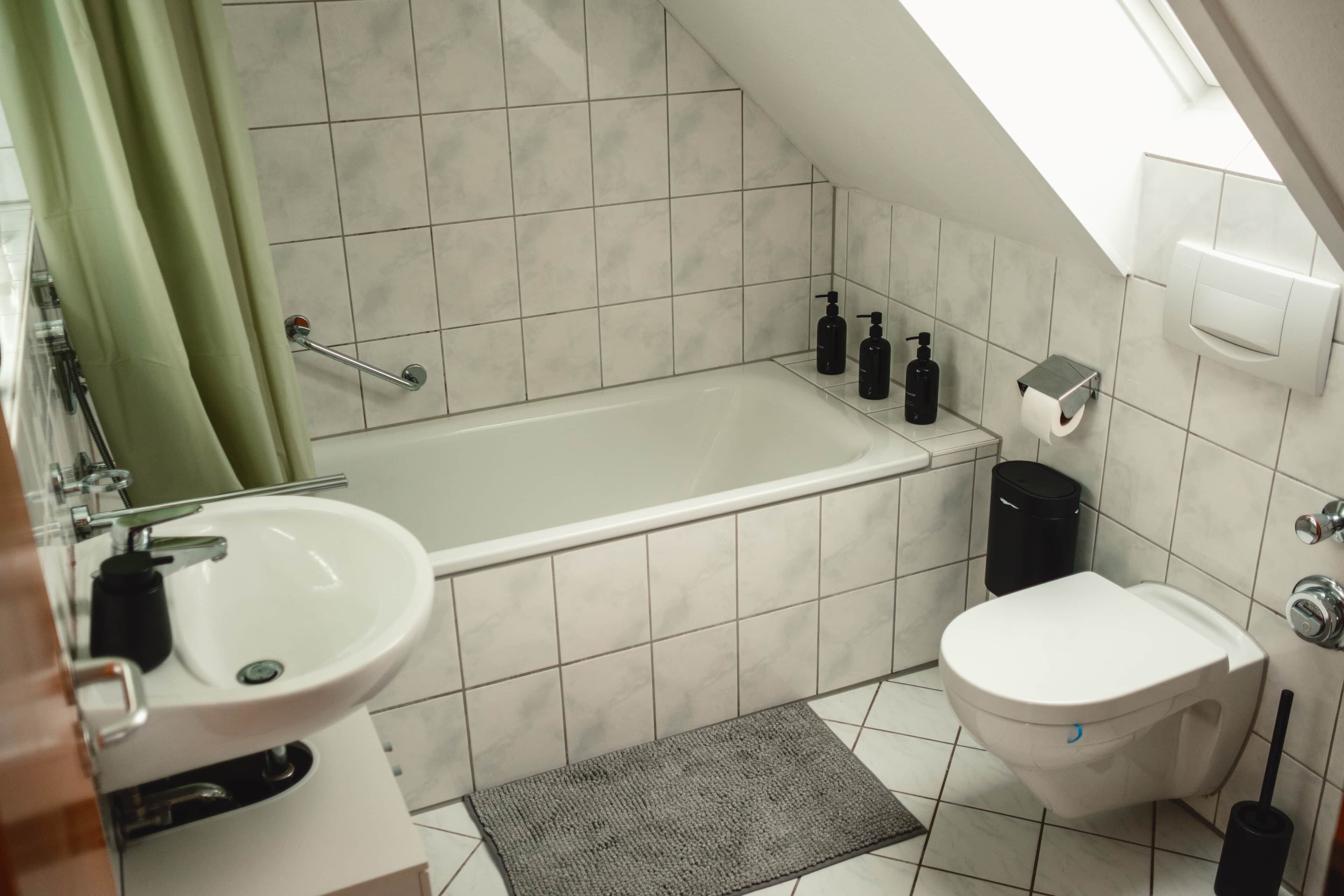 Kylpyhuone, jossa on kylpyamme, wc ja pesuallas.