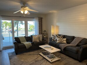 Living area - Cozy Sea Crest 2-Br 2 Ba condo. Pools, Fitness oom, AC in Fort Walton Beach (Fort Walton Beach)