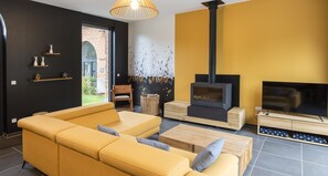 TV, fireplace
