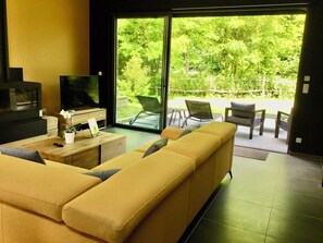 TV, fireplace - Aux Petits Lapins, Cozy Countryside Hideaway with Sauna & Gym in Northern France (Walincourt-Selvigny)