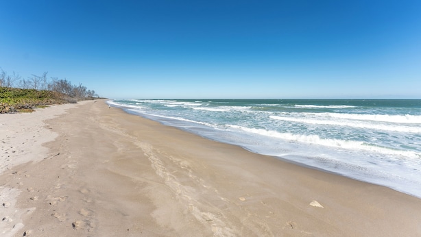 A beach with a clear sky and waves. - Limited-Time Spring & Summer Deals: Dog-Friendly 2BR Beach Getaway (Jensen Beach)
