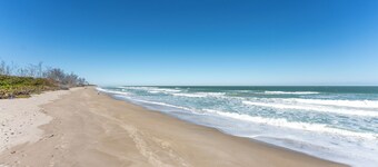 Charming 2-bedroom, 2-bath beach house with private beach access, dog friendly.