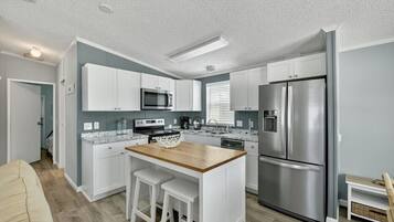 Een koelkast, een microgolfoven, een oven, een kookplaat