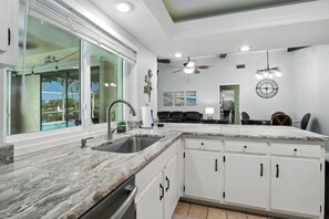 Fridge, microwave, oven, stovetop - Tropical pool & kayak fun, Cape Coral (Cape Coral)