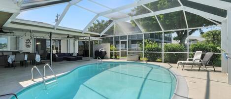 Piscina all'aperto, una piscina riscaldata