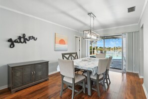 Dining - Tropical pool & kayak fun, Cape Coral (Cape Coral)