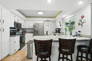 Fridge, microwave, oven, stovetop - Tropical pool & kayak fun, Cape Coral (Cape Coral)