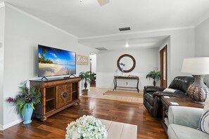 Smart TV, table football, offices - Tropical pool & kayak fun, Cape Coral (Cape Coral)