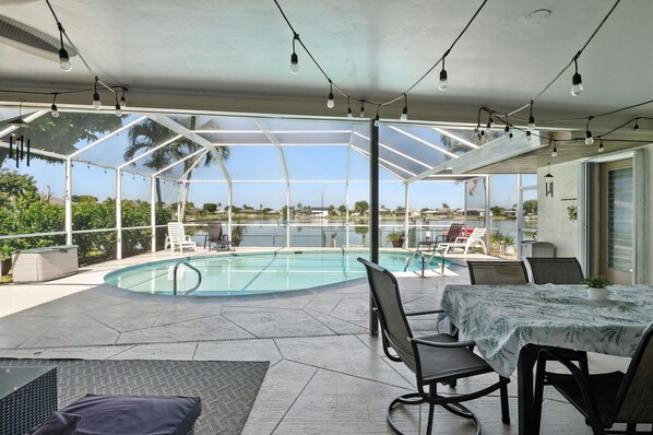 Outdoor pool, a heated pool - Tropical pool & kayak fun, Cape Coral (Cape Coral)