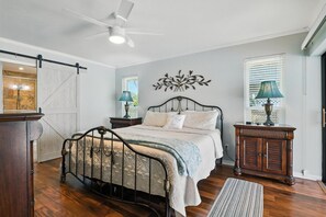 3 bedrooms, iron/ironing board, travel crib, free WiFi - Tropical pool & kayak fun, Cape Coral (Cape Coral)