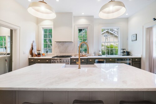 Charming 2-Bedroom Home King Suite + Chef Kitchen