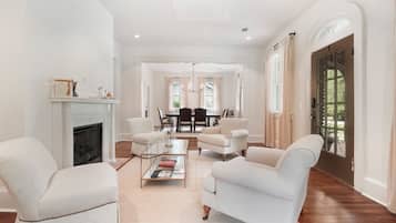 Smart TV, fireplace, stereo