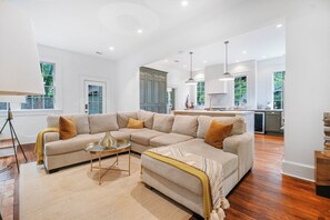 تلفزيون ذكي، مدفأة، ستيريو