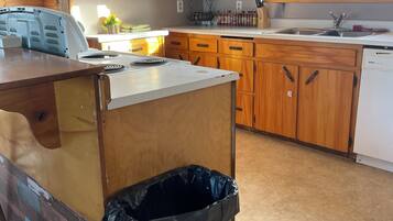 Jääkaappi, mikroaaltouuni, uuni, liesi