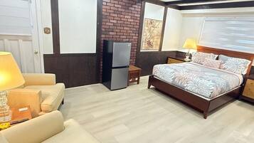 5 bedrooms, iron/ironing board, internet, bed sheets