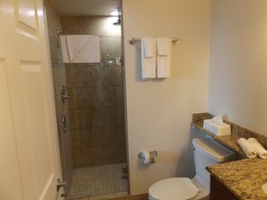 Hårføner, håndklær og toalettpapir