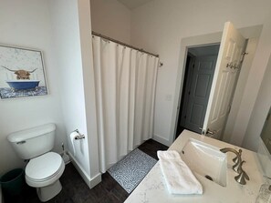 Secadora de cabello, jabón, papel de baño 