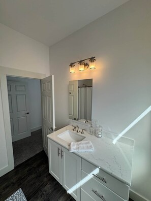 Secadora de cabello, jabón, papel de baño 
