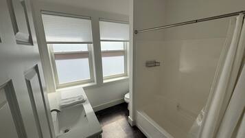 SĂšche-cheveux, serviettes fournies, savon, papier toilette