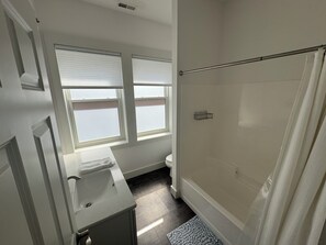 Hair dryer, towels, soap, toilet paper - Downtown Charlevoix Apartment on Bridge Street (Charlevoix)