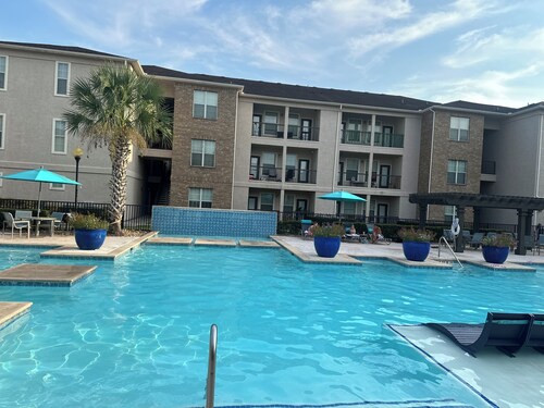 Charming 2-bedroom apartment with AC, fitness room in The Woodlands