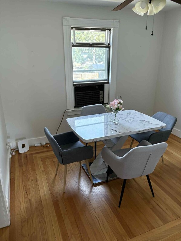 Dining - Cozy 2-bedroom apartment in West Haven (West Haven)