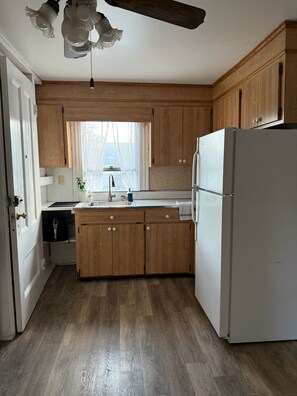 Fridge, oven, stovetop, coffee/tea maker - Cozy 2-bedroom apartment in West Haven (West Haven)