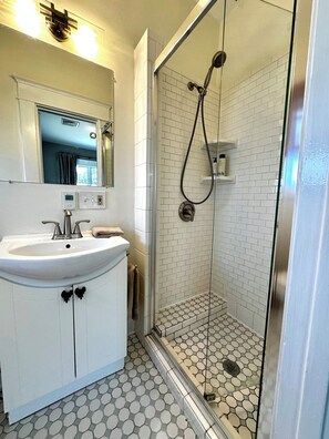 Dusche, Haartrockner, Handtücher, Seife