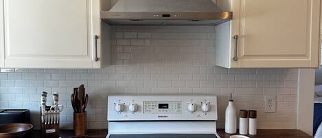 Microondas, horno, parrilla de estufa y lavavajillas