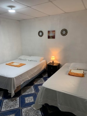 1 habitación, acceso a internet y ropa de cama