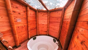 A wooden cabin with a small, round, white bathtub. - Solvae (San Jeronimo)