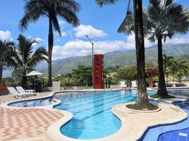Una piscina al aire libre