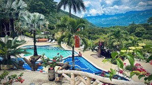 A pool area with a view of a mountainous landscape. - Solvae (San Jeronimo)