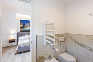 Shower, hair dryer, bidet, towels