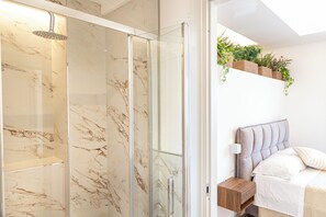 Douche, séchoir à cheveux, bidet, serviettes fournies