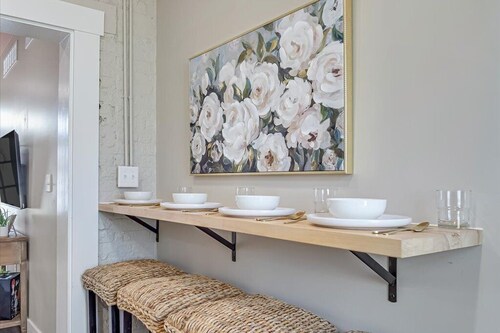 New Charming 2-bedroom cottage with Patio in Downtown Waterloo