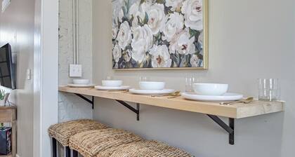 New Charming 2-bedroom cottage with Patio in Downtown Waterloo