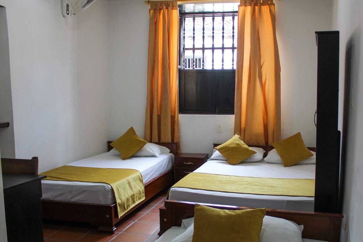Habitació quàdruple tradicional | Wifi, roba de llit i habitacions accessibles amb cadira de rodes