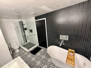 淋浴设施、吹风机、毛巾、肥皂