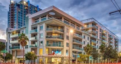 Luxury 2BR/2BA Channelside Condo- Pool, Sauna, Gym + Balcony