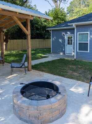 Terrace/patio - Quiet 3BR Home, Fast Wi-FI, 14 Min to Uptown Charlotte (Charlotte)