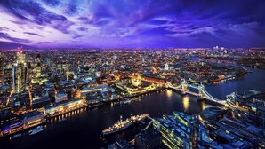A nighttime cityscape with a prominent bridge and river. - City Service Lets - Large Cheam 1 bed with parking - Long stays welcome (London)