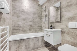 Shower, hair dryer, towels