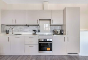Refrigerador, microondas, horno, placa de cocina