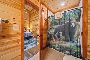 6 bedrooms, iron/ironing board, free WiFi, bed sheets