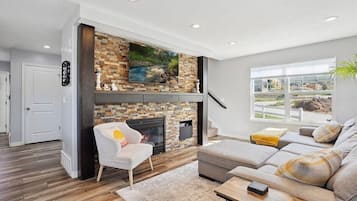 TV, fireplace
