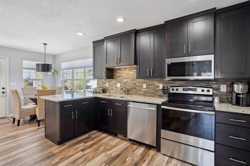 Private 4BR House with Hot Tub, 10 minutes from ski slopes and boating 